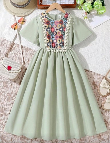 فستان بناتي قصير واسع مزين بشرابات وخصر مطاطي