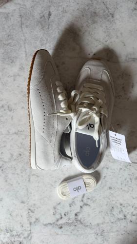(alo shoes (Light Gray