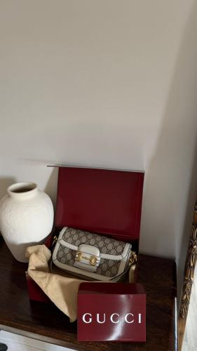 GU WHITE & BEIGE medium