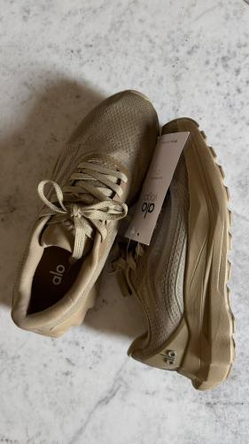 (alo runner shoes (Beige