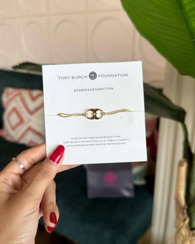 إسوارة فخمة مع تنسيق ورد