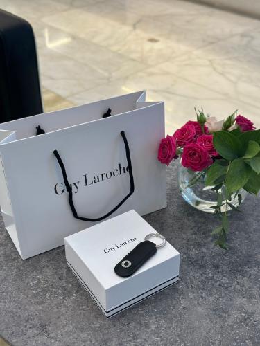 Luxury men's keychain from Guy Laroche with box and bag