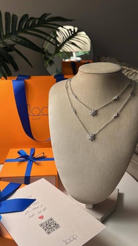 سلسال نسائي أنيق بتصميم راقٍ ولامع