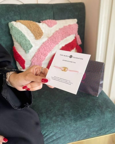 إسوارة فخمة مع تنسيق ورد