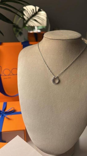 سلسال نسائي أنيق بتصميم راقٍ ولامع