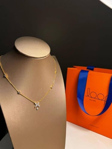 سلسال نسائي أنيق بتصميم راقٍ ولامع