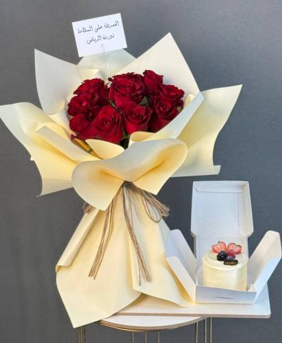 بوكيه المحبة، بوكيه ورد حمراء وكعكة