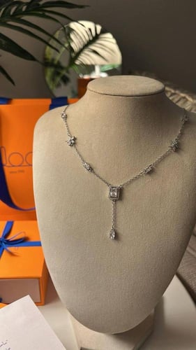 سلسال نسائي أنيق بتصميم راقٍ ولامع