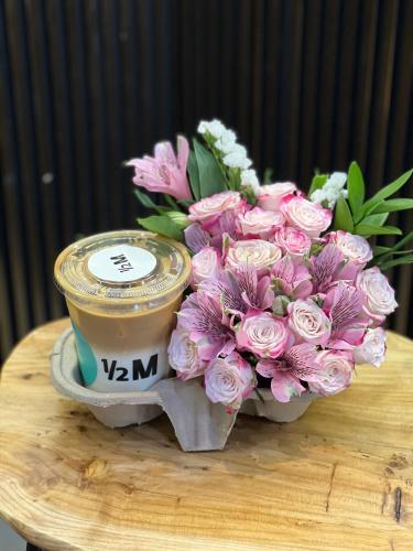 قهوة لاتيه بارد مع ورد