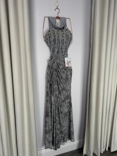 فستان رصاصي مطرز