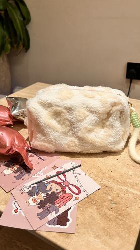 شنطة قلوب باللون الابيض (بدون تعليقة)