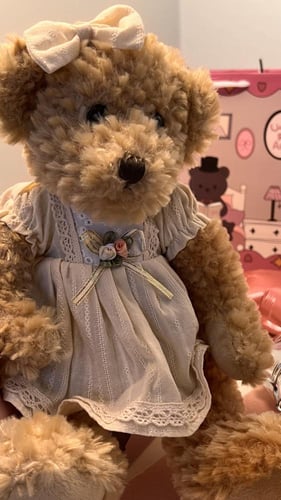 دمية مع فستان اوف وايت