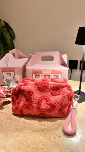 شنطة قلوب باللون الوردي الغامق (بدون تعليقة)