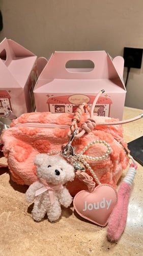 شنطة قلوب باللون الوردي (بدون تعليقة)