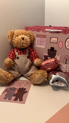 دمية مع بدلة