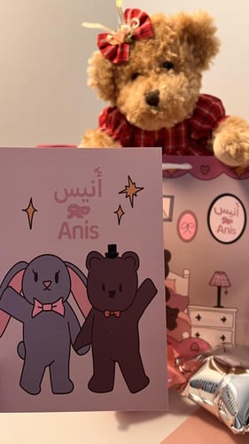 دمية مع فستان احمر