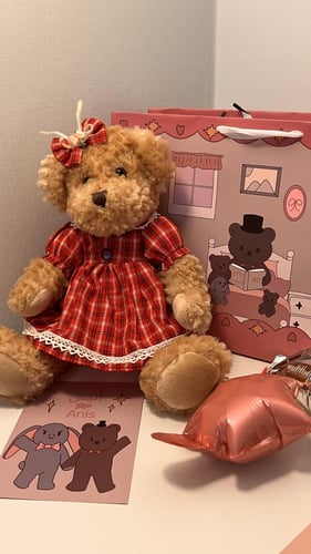 دمية مع فستان احمر