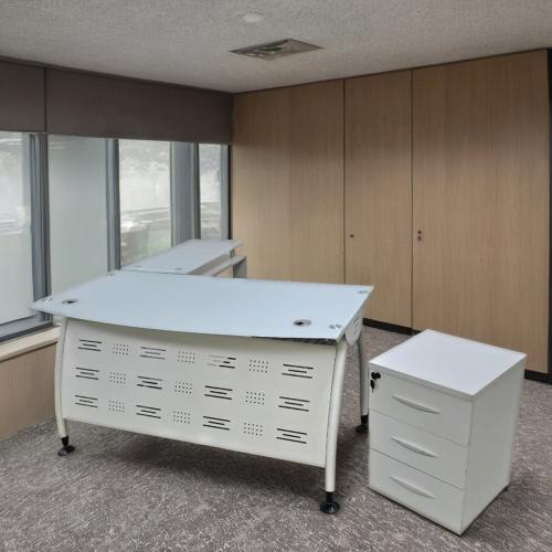 مكتب زجاج مودرن مقاس 160 سم