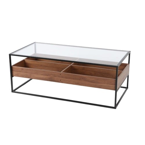 طاولة قهوة وسط بسطح زجاجي وقواعد معدن