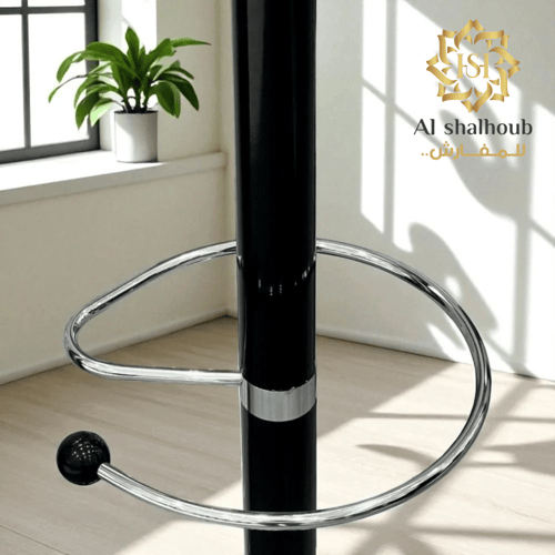 علاقة ملابس بقاعدة رخامية – تصميم معدني أنيق وثابت