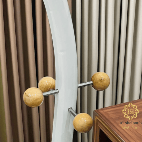 علاقة ملابس بتصميم عصري - بقاعدة ثقيلة