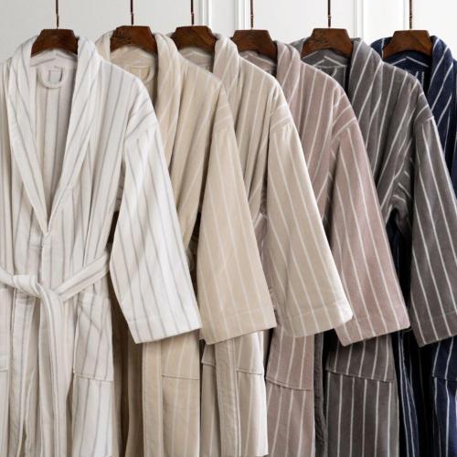 روب استحمام فاخر بخامة ناعمة وامتصاص عالي — مثالي...