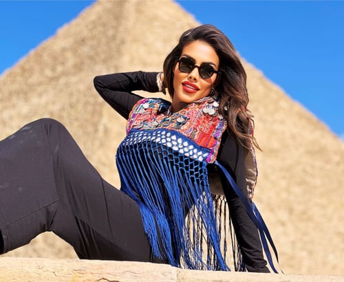 فستان اسود مع ياقة بدوي