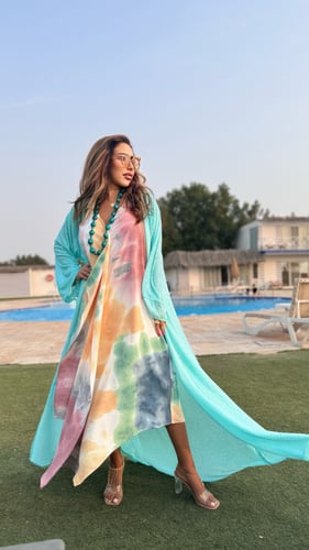 فستان مع عباية وعقد