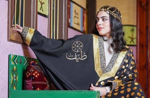 بشت نسائي بلاسم وشعار يوم التاسيس
