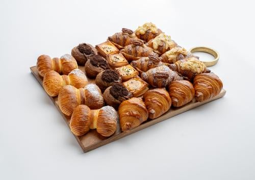 بوكس ميني كرواسون + بوكس قهوة اليوم ١ لتر ( mini c...