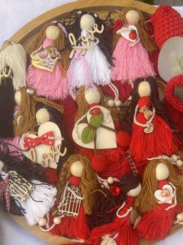 الدمى الحمراء