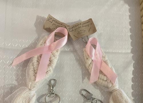 دمى الأمل الوردية