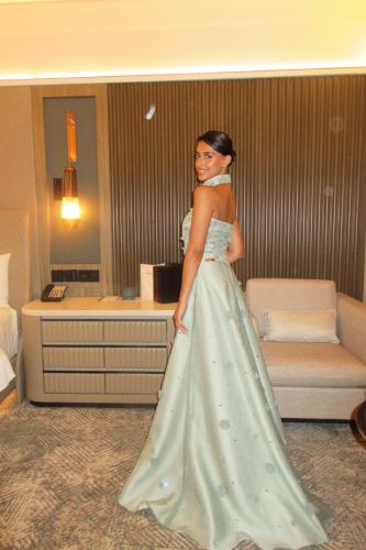 فستان الورد والكرستال