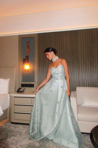 فستان الورد والكرستال