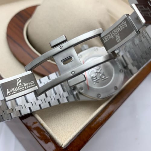 ساعة اوديمار بيغيه.