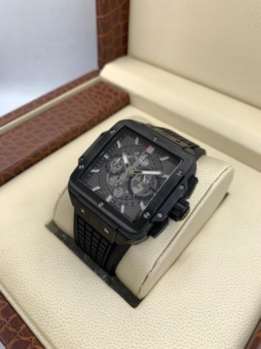 ساعة هوبلت الجديدة SQUARE BANG