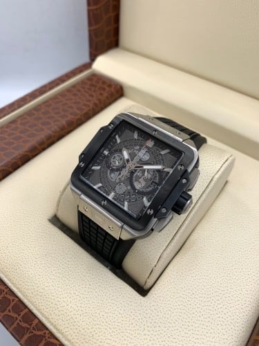 ساعة هوبلت الجديدة SQUARE BANG