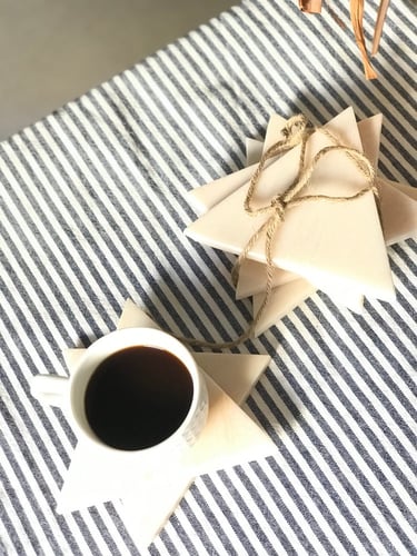 طقم قاعدة أكواب رخام كريمي مثلث