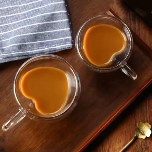 كوب زجاجي بشكل قلب