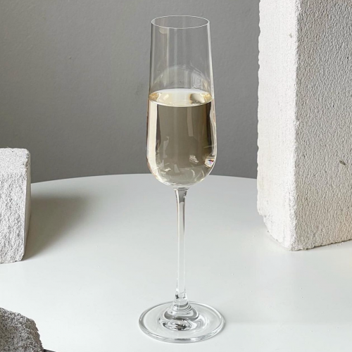 كأس نبيذ زجاجي