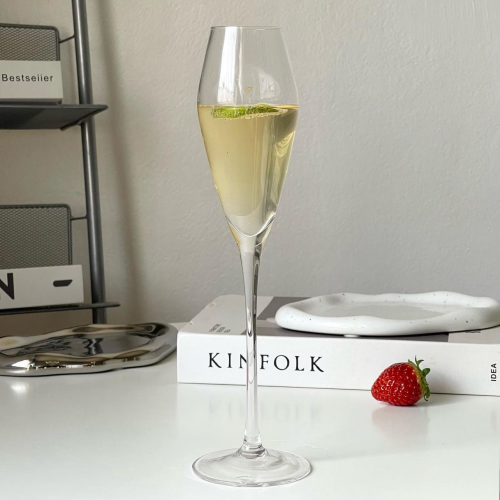 كأس نبيذ زجاجي