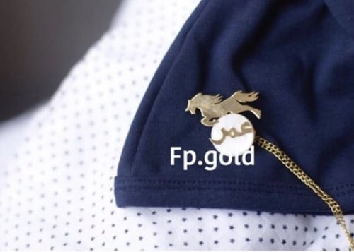 بروش صدف الحصان مطلي ذهب المقاس الصغير مع تعليقه ا...