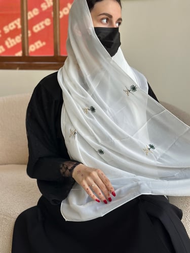 طرحة اليوم الوطني البضاء بالتطريز الذهبي والاخضر