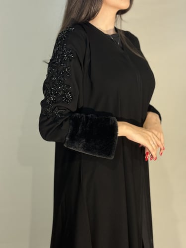 عبايه بالشك والفرو الاسود 101