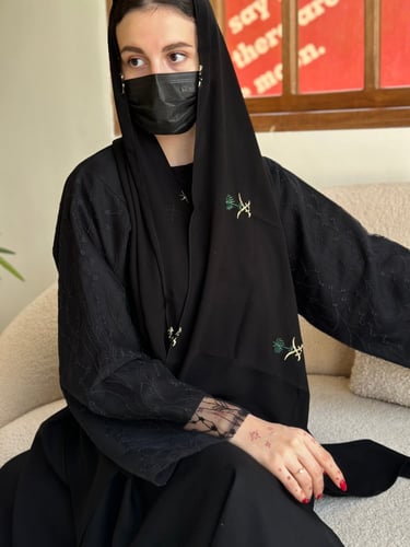 طرحة اليوم الوطني سوداء بالتطريز الذهبي والاخضر