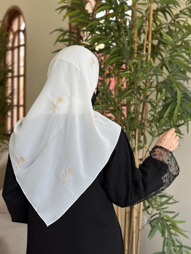 طرحة اليوم الوطني البيضاء بالتطريز الذهبي