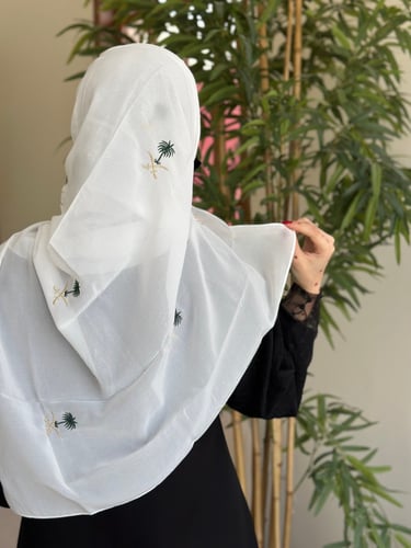 طرحة اليوم الوطني البضاء بالتطريز الذهبي والاخضر