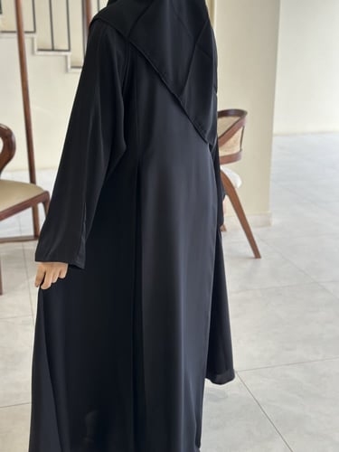 عبايه سوداء بكسرات خلفيه W08