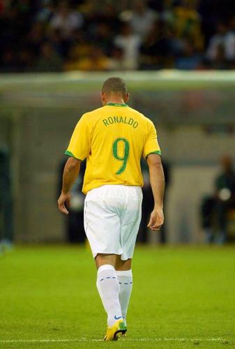 تيشرت منتخب البرازيل 2006 كلاسيك باسم و رقم رونالد...