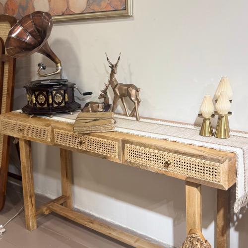 طاولة كونسول خشب طبيعي بثلاث أدراج